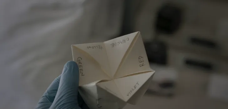 Papierfalt-Orakel "Himmel-und-Hölle" / Screenshot aus der Serie The Sinner